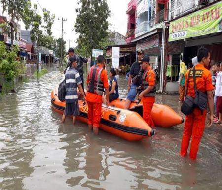 Ilustrasi banjir melanda sejumlah daerah di Provinsi Riau (foto/int)